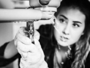 How to Stop a Leaking Pipe with Water in it - Plumbing Guider